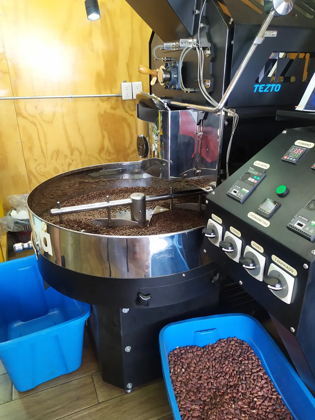 El tostador de café del local, con el grano recién tostado girando en la charola